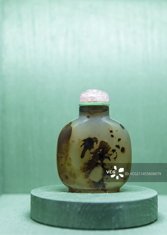 中国国家博物馆文物 碧玺盖玛瑙巧作“仓鹰枯树”图鼻烟壶 清朝图片素材