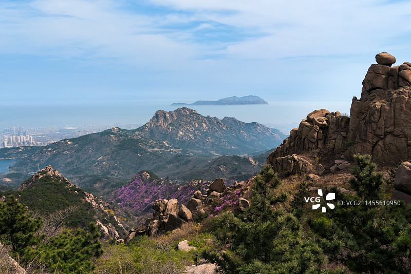 远观大珠山观花云径山坡处的杜鹃花图片素材