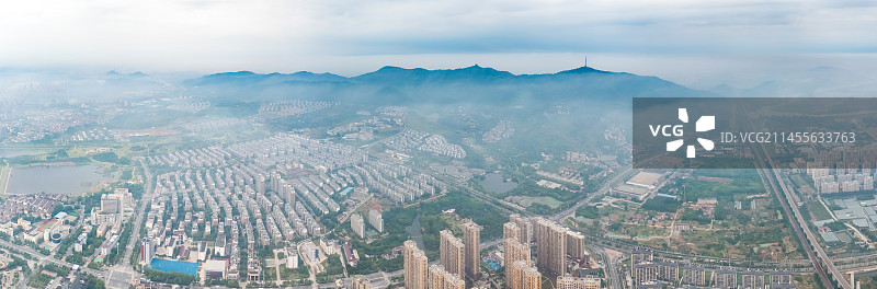 航拍云海中的安徽宣城城区与敬亭山图片素材