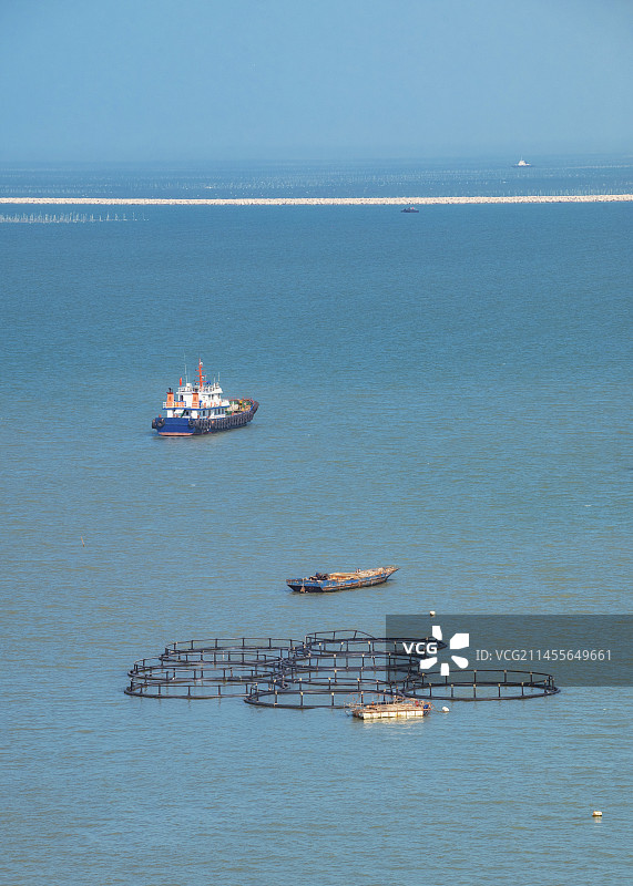 海上牧场与渔船图片素材