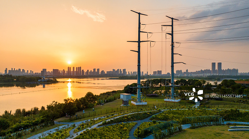 武汉金银湖边高压线图片素材