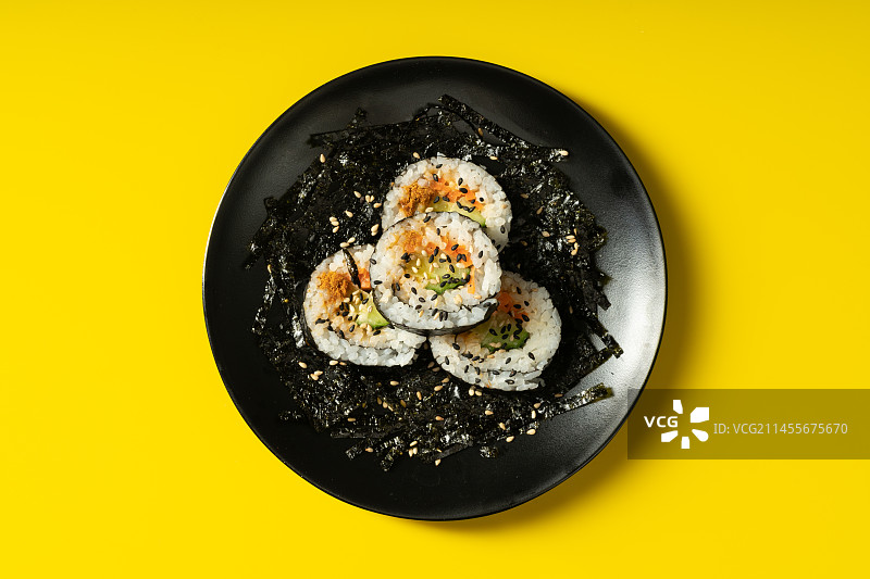 单色背景下的新鲜紫菜包饭图片素材