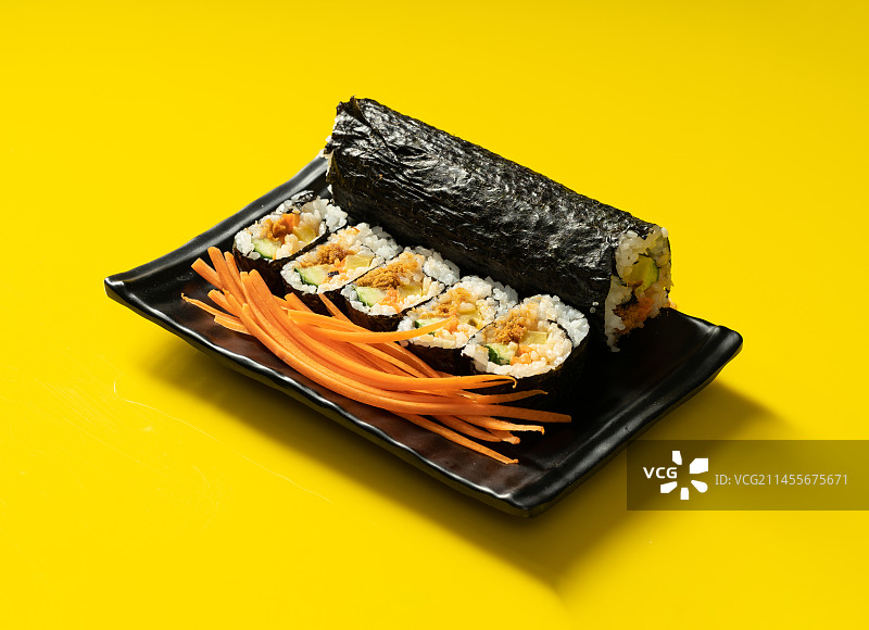 单色背景下的新鲜紫菜包饭图片素材