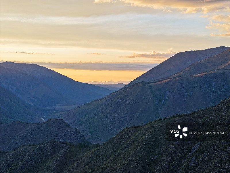 新疆阿勒泰喀纳斯贾登峪峡谷黄昏日落风光航拍图片素材