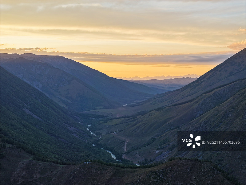 新疆阿勒泰喀纳斯贾登峪峡谷黄昏日落风光航拍图片素材