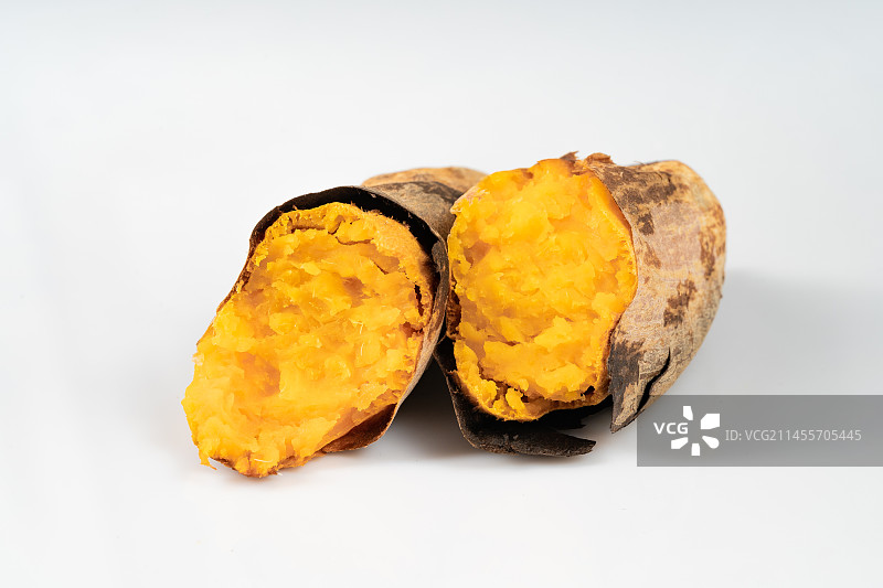 纯白色背景下的新鲜烤地瓜图片素材