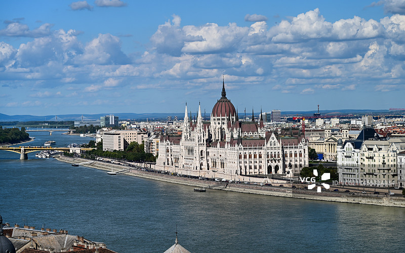 远眺匈牙利国会大厦图片素材