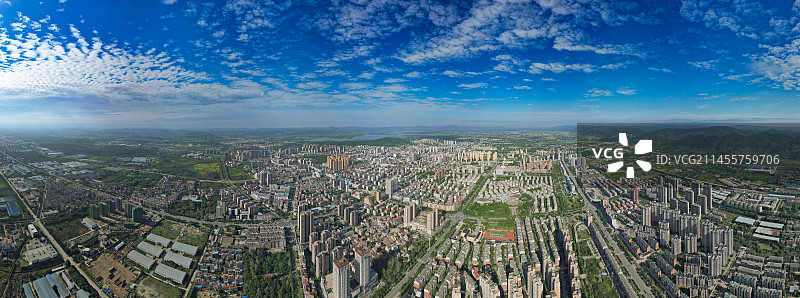 蓝天白云下的京山市新市城区图片素材