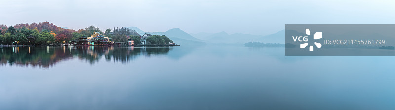 浙江杭州西湖晨雾全景图片素材