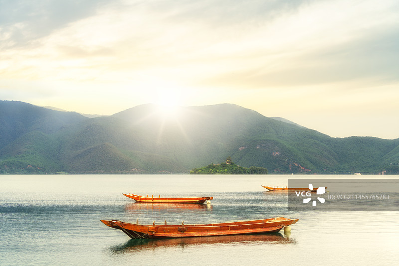 中国泸沽湖景区女神湾落日风光图片素材