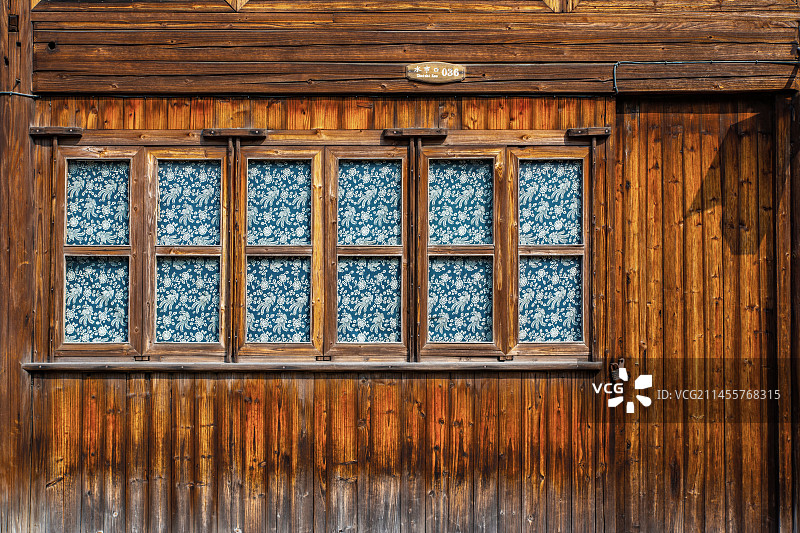 乌镇 古镇老宅 岁月痕迹 复古怀旧 古镇民居 旧门窗 木门窗 江南古镇  西栅图片素材