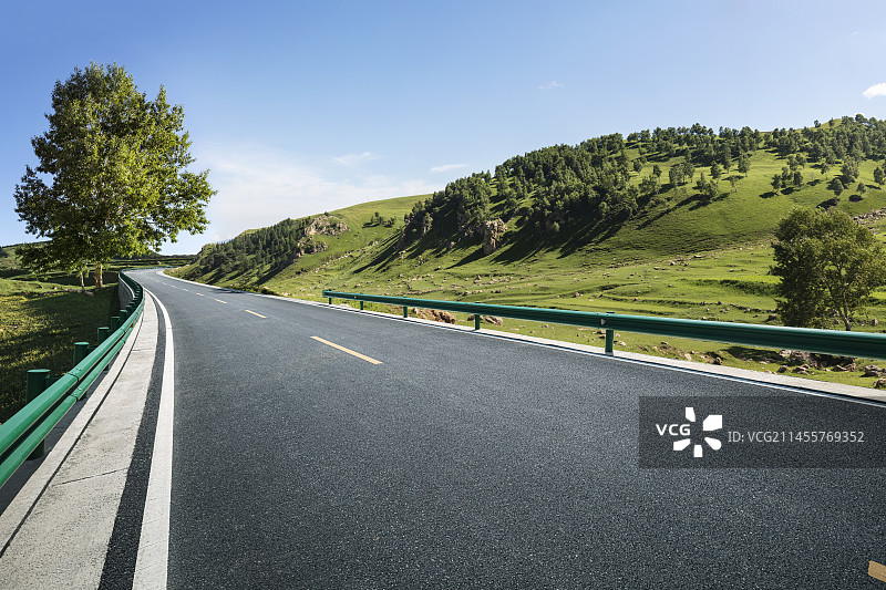 夏天草原与树林，绿色道路主题图片素材