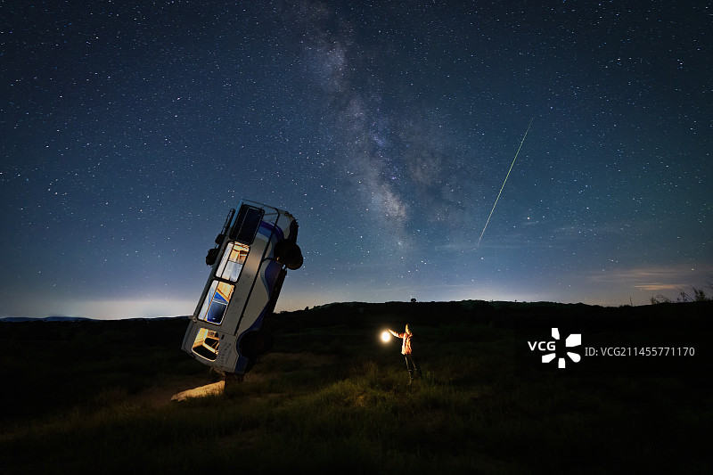 星空 星星 银河 星云 夜景 宇宙 太空 皓瀚星空废弃的汽车 树 树干树枝图片素材