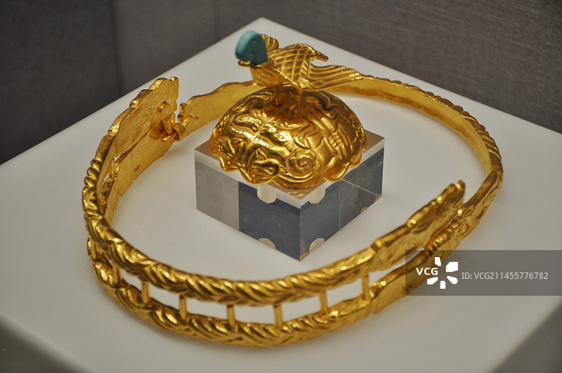 内蒙古博物院鹰顶金冠饰图片素材