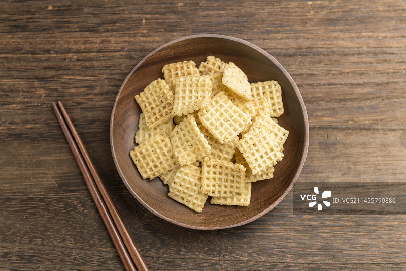 休闲零食小米锅巴摆放在桌面上特写图片素材