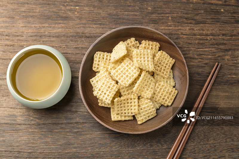 休闲零食小米锅巴摆放在桌面上特写图片素材