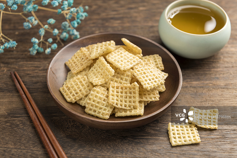 休闲零食小米锅巴摆放在桌面上特写图片素材