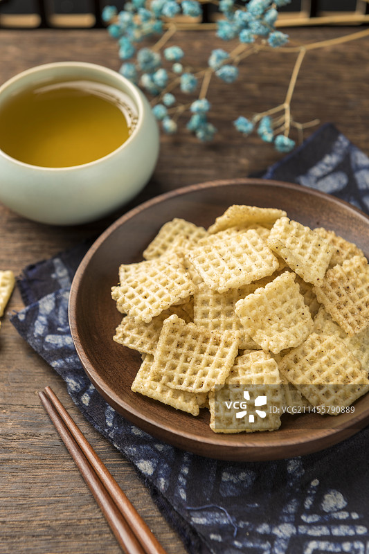 休闲零食小米锅巴摆放在桌面上特写图片素材