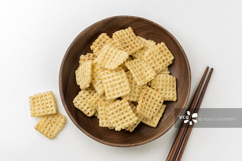 休闲零食小米锅巴摆放在桌面上特写图片素材