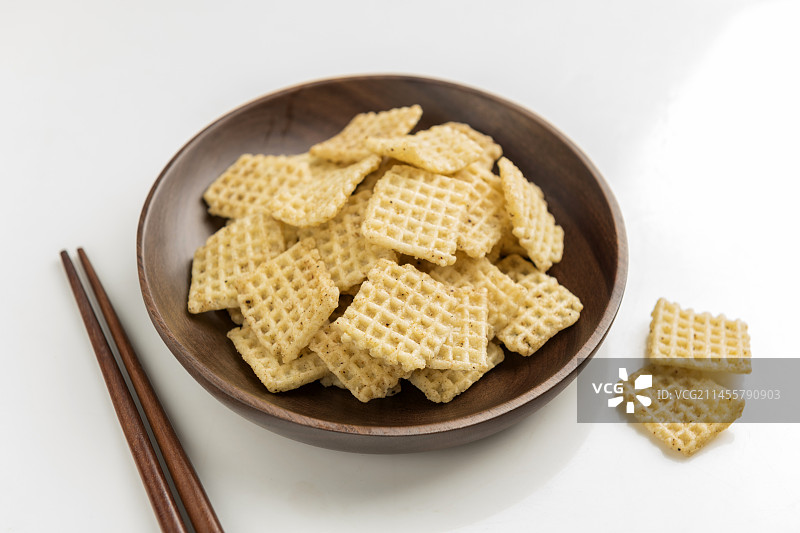 休闲零食小米锅巴摆放在桌面上特写图片素材
