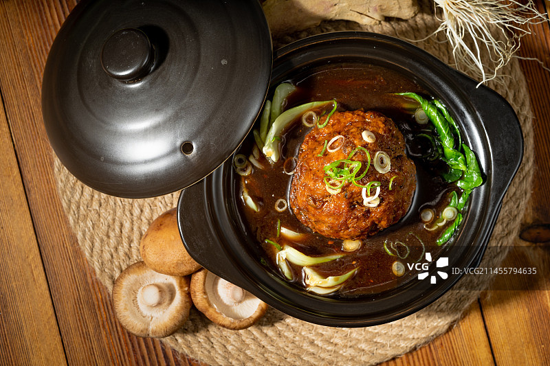 特色中餐卤汁狮子头图片素材