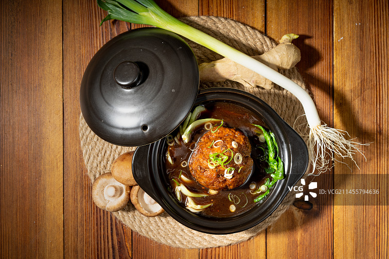 特色中餐卤汁狮子头图片素材