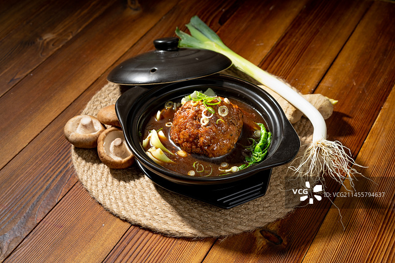 特色中餐卤汁狮子头图片素材