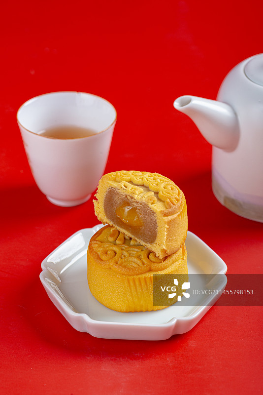 棚拍纯红色背景上的中秋中式月饼图片素材