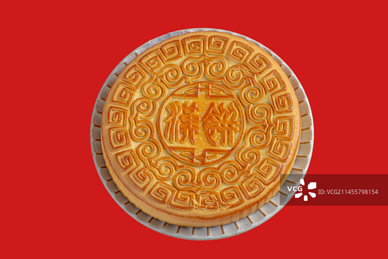 棚拍纯红色背景上的中秋中式月饼图片素材