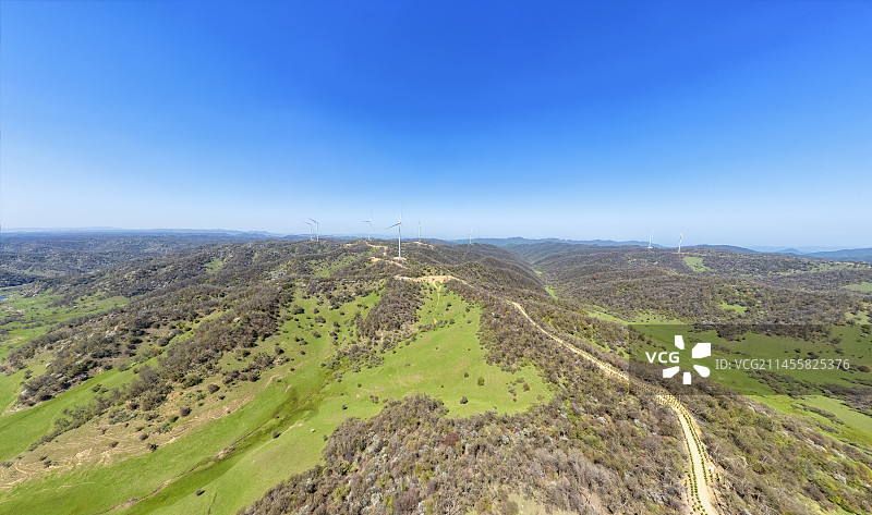 中国陕西省宝鸡市关山草原风力发电厂图片素材