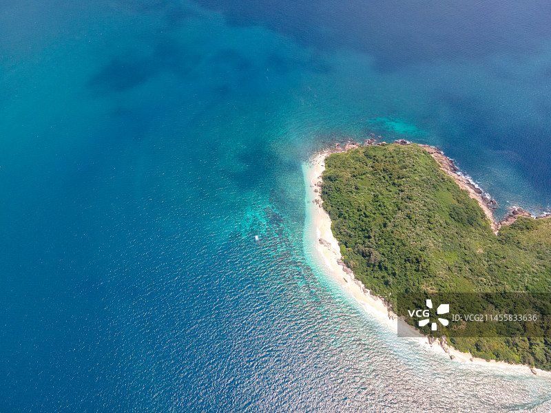 海南万宁加井岛航拍果冻海图片素材