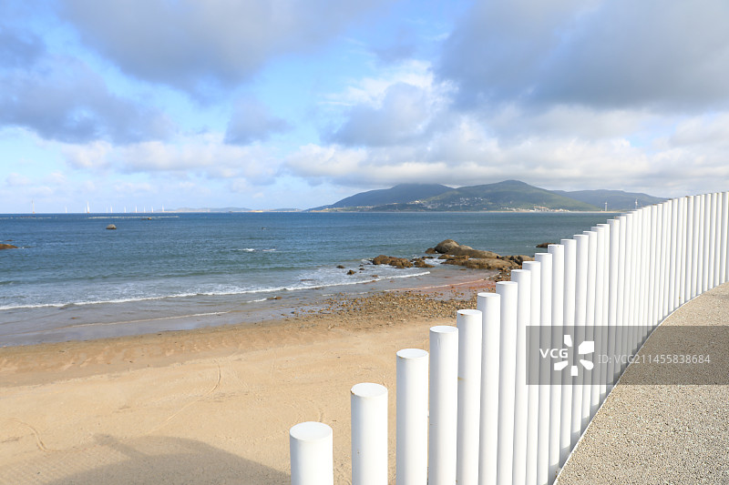 平潭蓝色海边蓝天白云和白色的网红栏杆图片素材