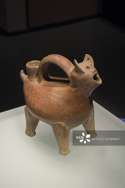 山东博物馆镇馆之宝 红陶兽形壶图片素材