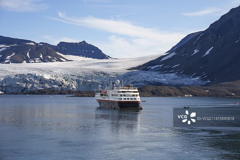 北极斯瓦尔巴群岛 停靠的邮轮图片素材