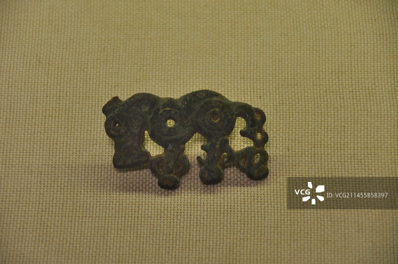 包头博物馆春秋虎纹青铜饰牌图片素材