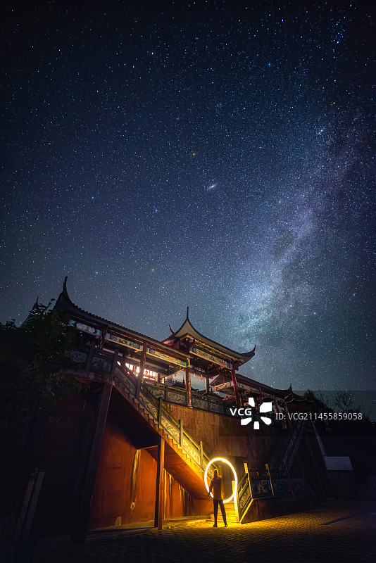 打开时空之门图片素材