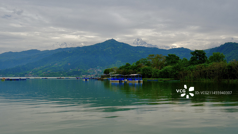 雪峰下的费瓦湖图片素材