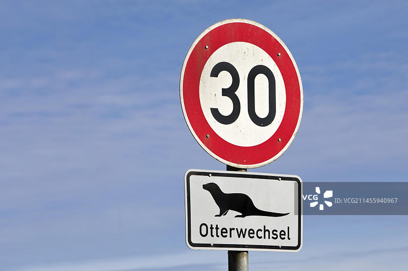 德国石勒苏益格-荷尔斯泰因州拉策堡的限速30交通标志图片素材