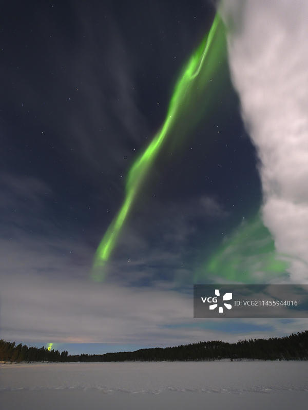 芬兰拉普兰乌纳斯耶尔维湖的北极光、云彩与大熊星座图片素材