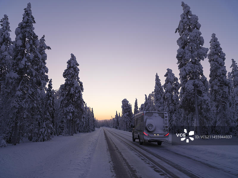 拂晓时分在芬兰拉普兰的房车旅行图片素材