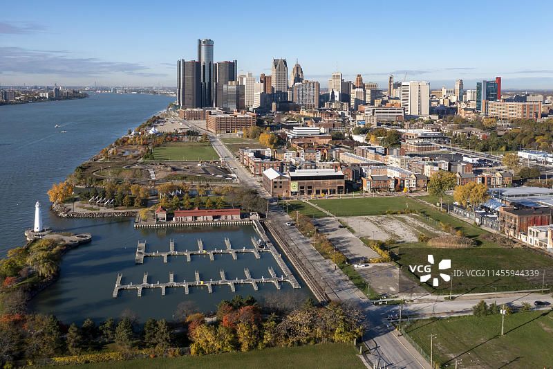 密歇根州底特律市中心及底特律河，前景为米利肯州立公园和港口图片素材