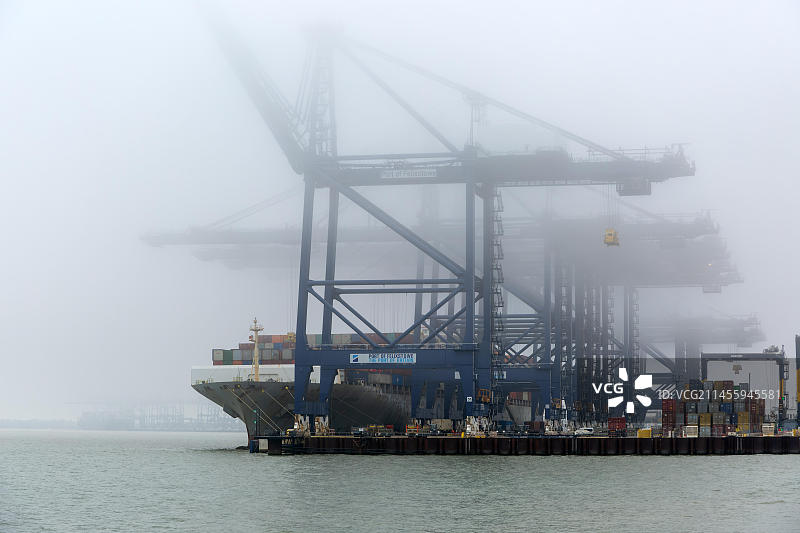 英国费利克斯托港码头能见度低的雾天集装箱船起重机图片素材