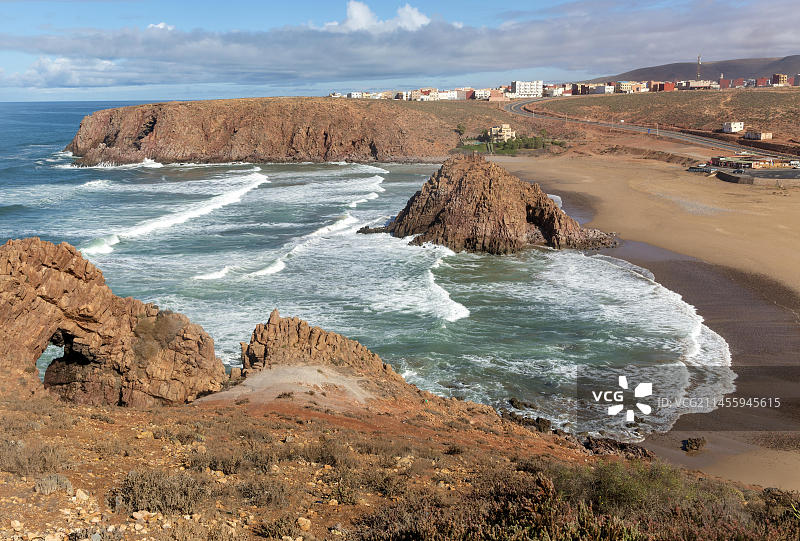 海湾岩石海岸线， Plage Sidi Mohammed Ben Abdellah， 位于摩洛哥米尔莱夫特，北非，非洲图片素材