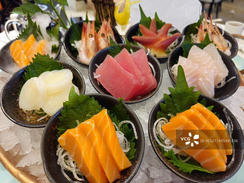 自助餐厅餐台上摆放的生食刺身拼盘图片素材