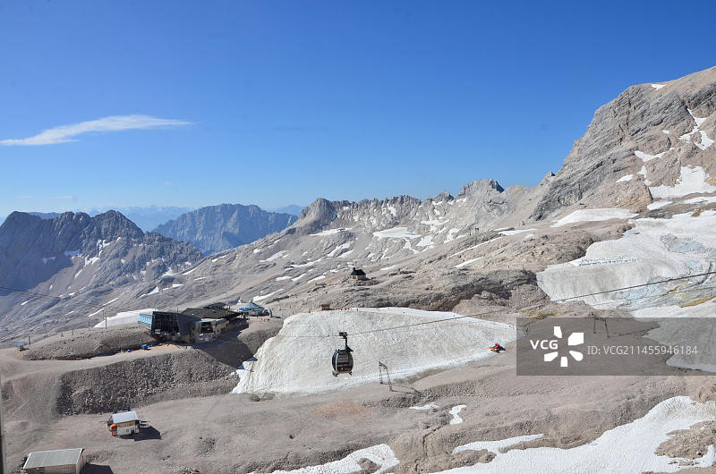 德国巴伐利亚楚格峰：楚格峰高原夏季残雪图片素材