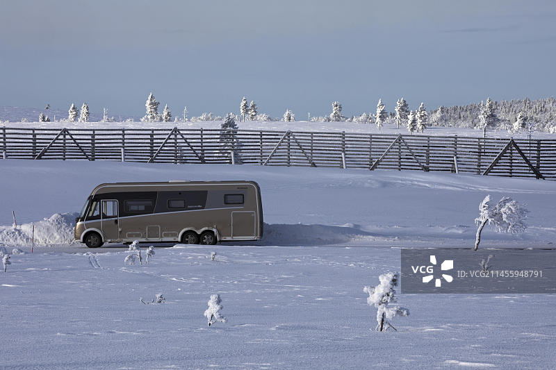冬季露营：拉普兰萨里山附近的房车（芬兰，欧洲）图片素材