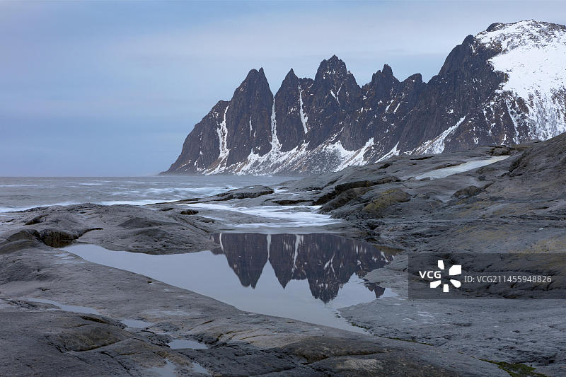 挪威塞尼亚岛通厄内塞特休息区的魔鬼齿山脉图片素材