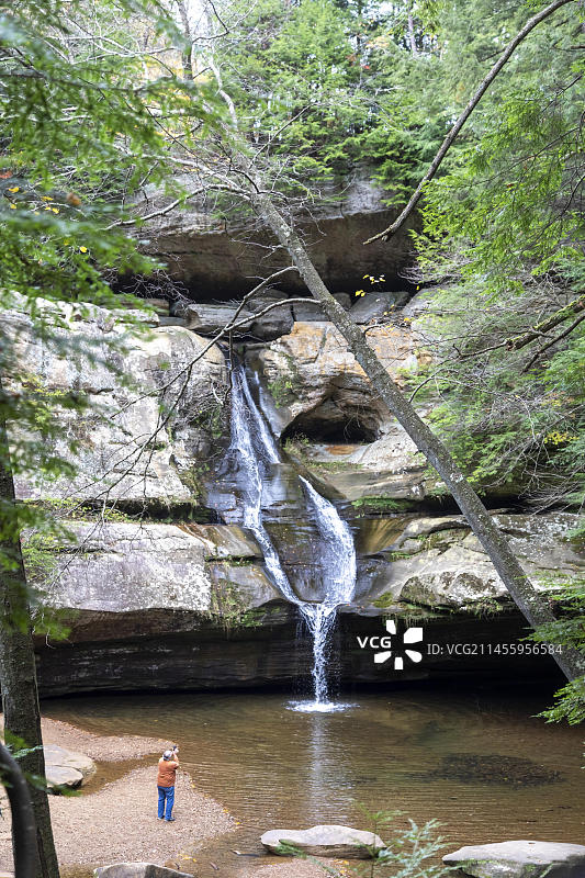 俄亥俄州洛根市霍金山州立公园雪松瀑布上的酷儿溪滑道图片素材