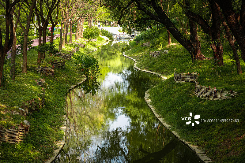 夏秋交替时节的北京玉东郊野公园网红河道图片素材