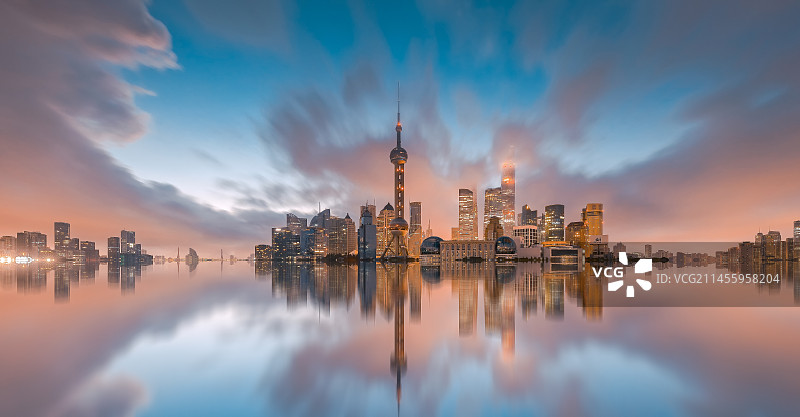 上海市黄浦区陆家嘴黄浦江畔电视塔全景日出时分图片素材